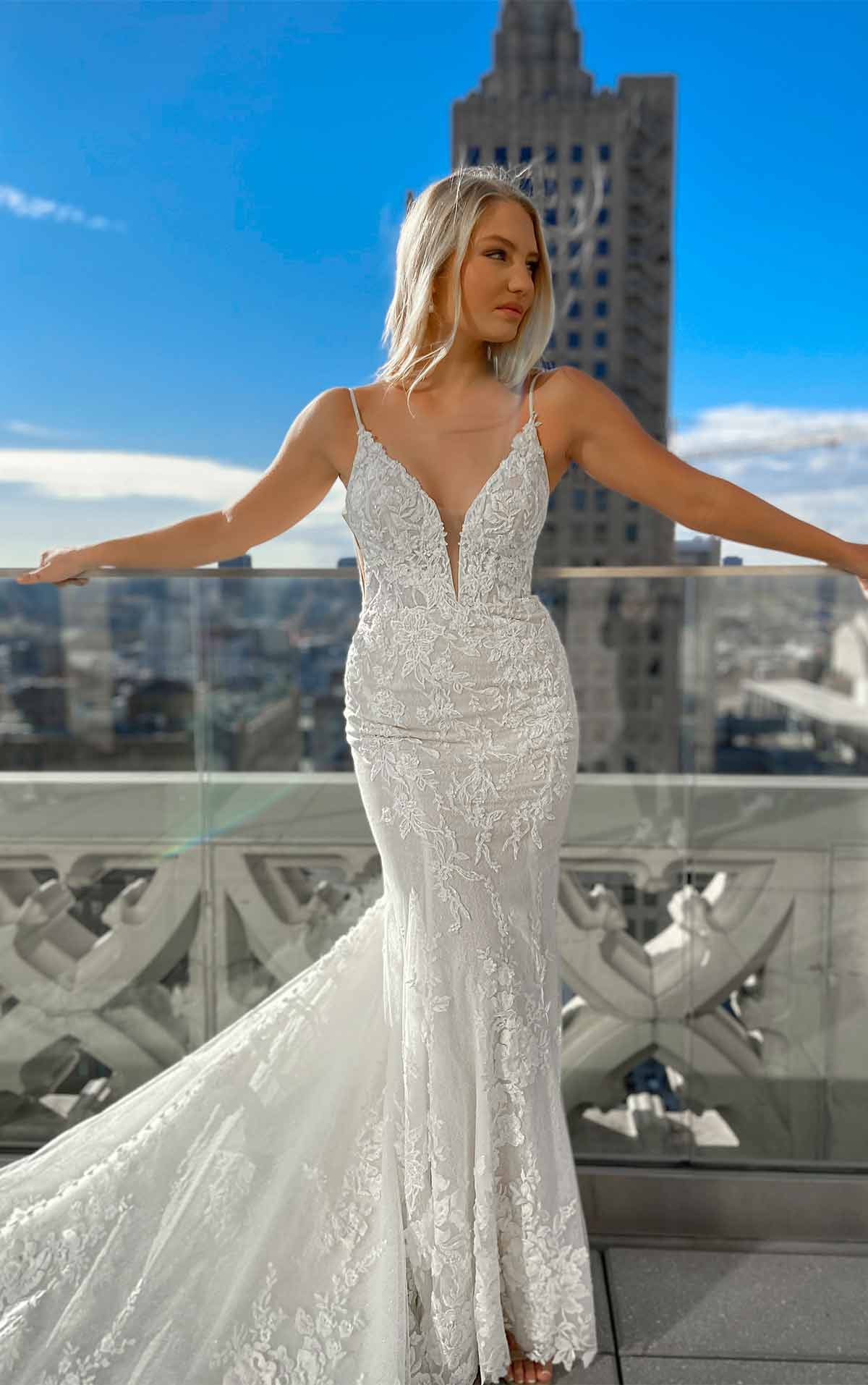 1305 Sexy 3D-Spitzen-Brautkleid mit V-Ausschnitt und Perlen by Martina Liana