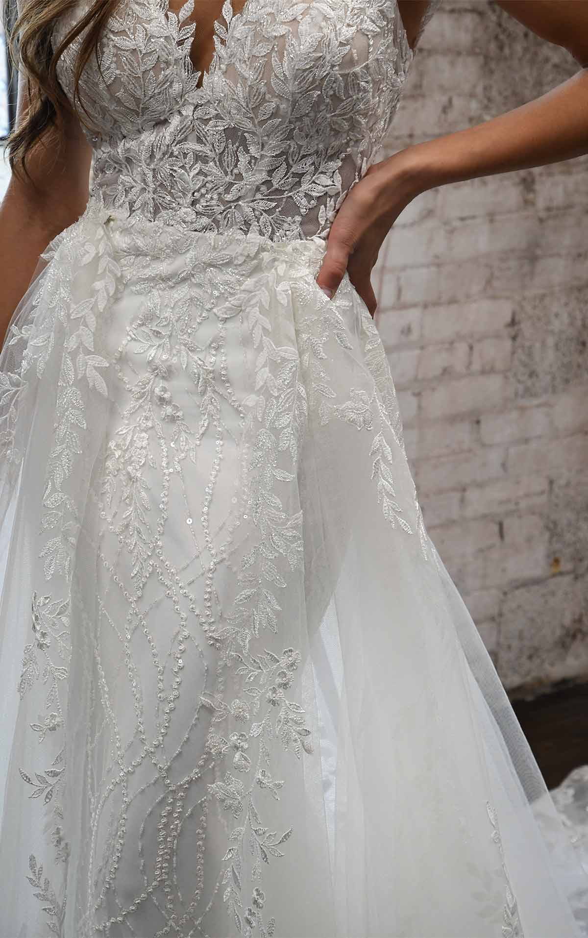 1303 Romantisches und sexy Spitzen Brautkleid mit modernen Details by Martina Liana