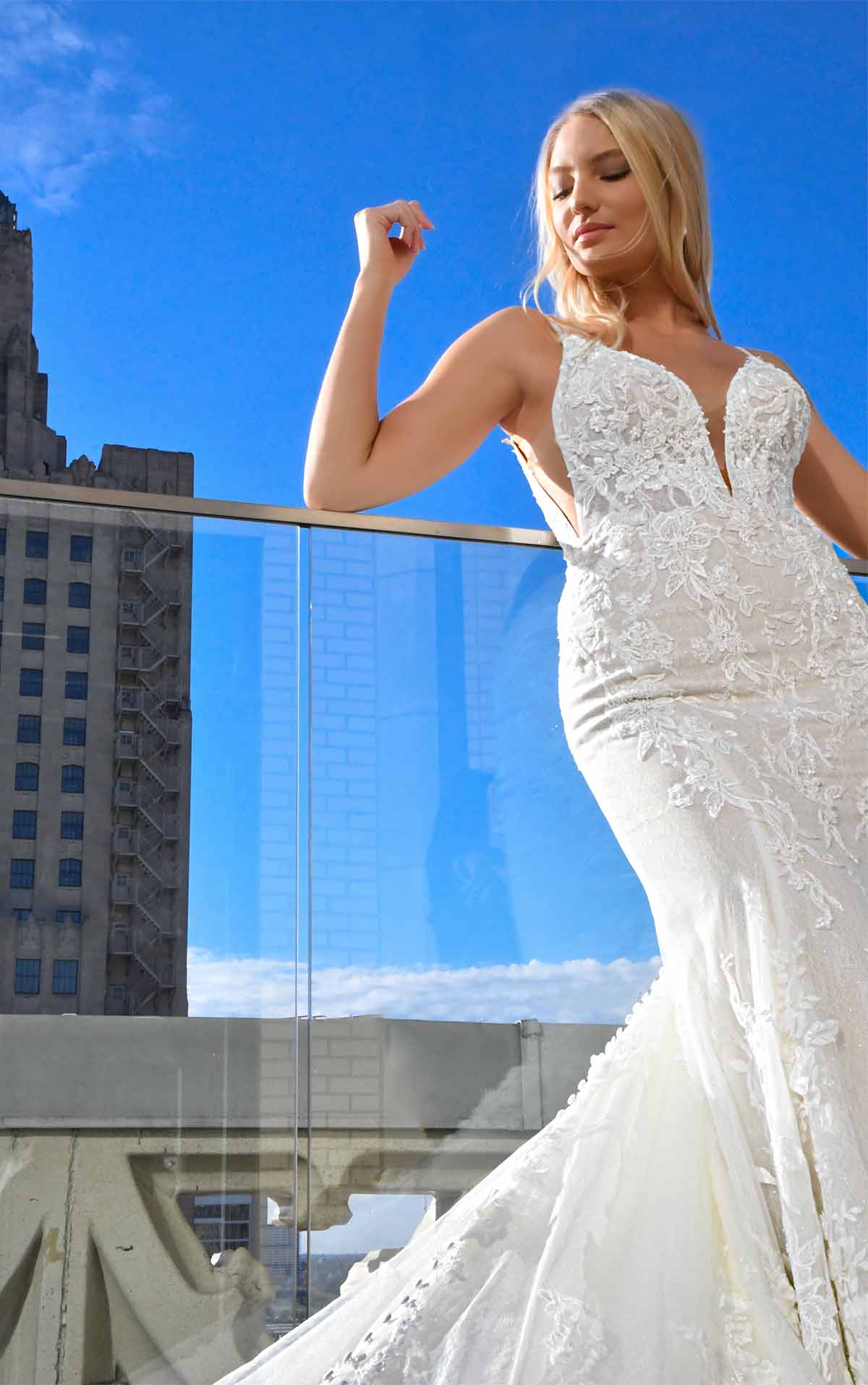 1305 Sexy 3D-Spitzen-Brautkleid mit V-Ausschnitt und Perlen by Martina Liana