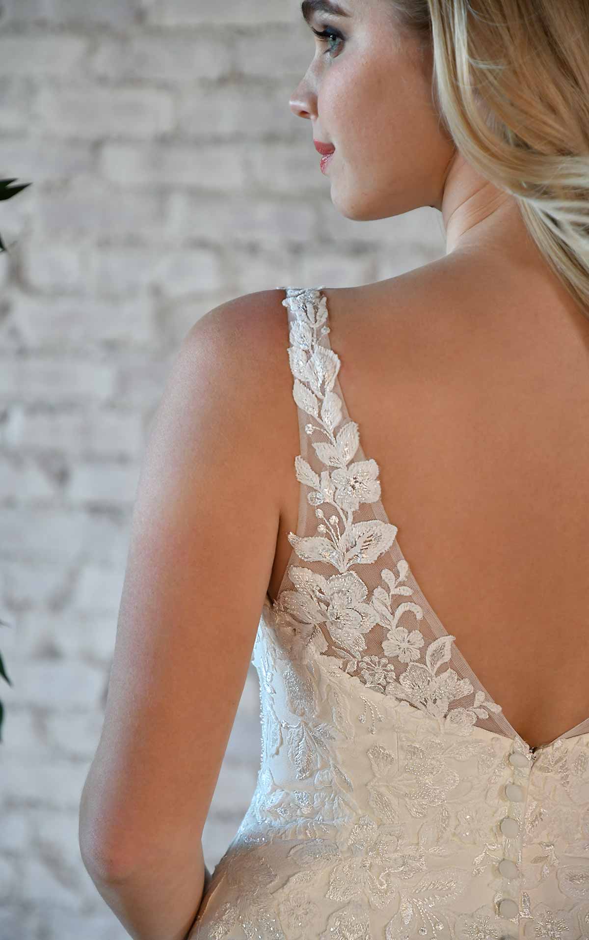 7335 Enganliegendes Brautkleid mit V-Ausschnitt und transparentem Rückendetail by Stella York