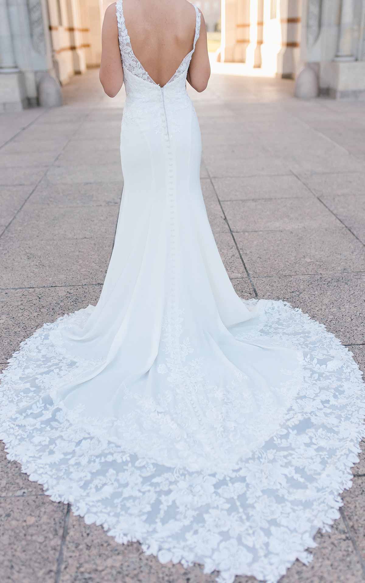 7335 Enganliegendes Brautkleid mit V-Ausschnitt und transparentem Rückendetail by Stella York