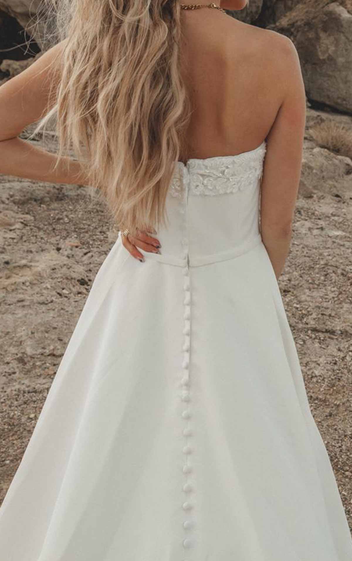 7045 Schlichtes trägerloses Brautkleid mit Taschen by Stella York