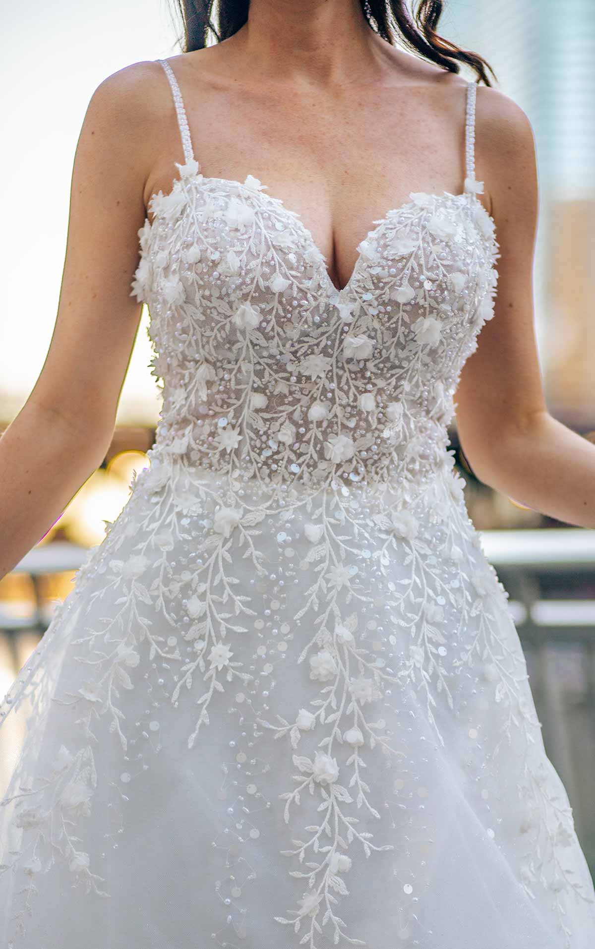 7322 Brautkleid mit Herzausschnitt, Perlen-, Blumen- und Paillettenverzierungen by Stella York