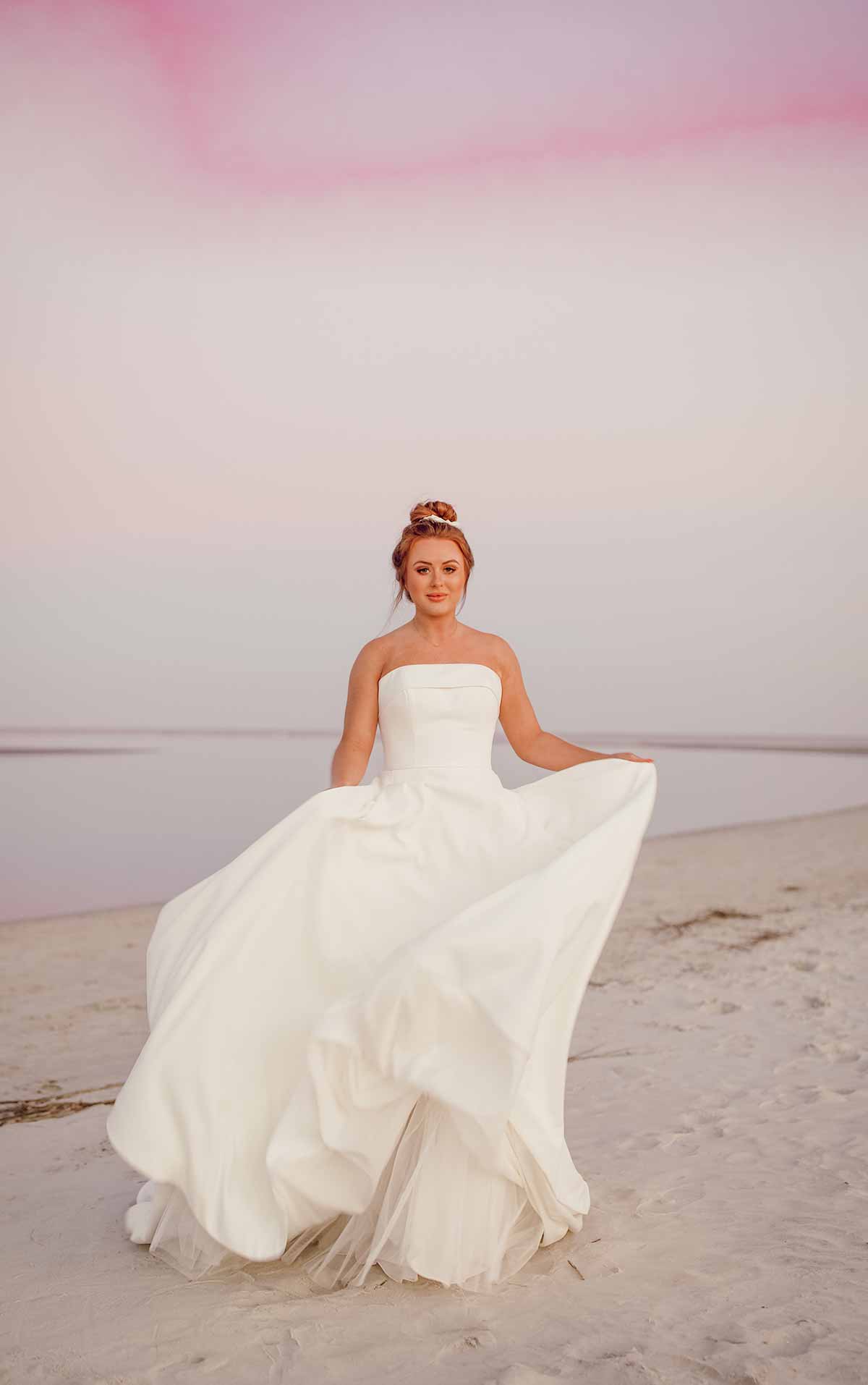 7045 Schlichtes trägerloses Brautkleid mit Taschen by Stella York