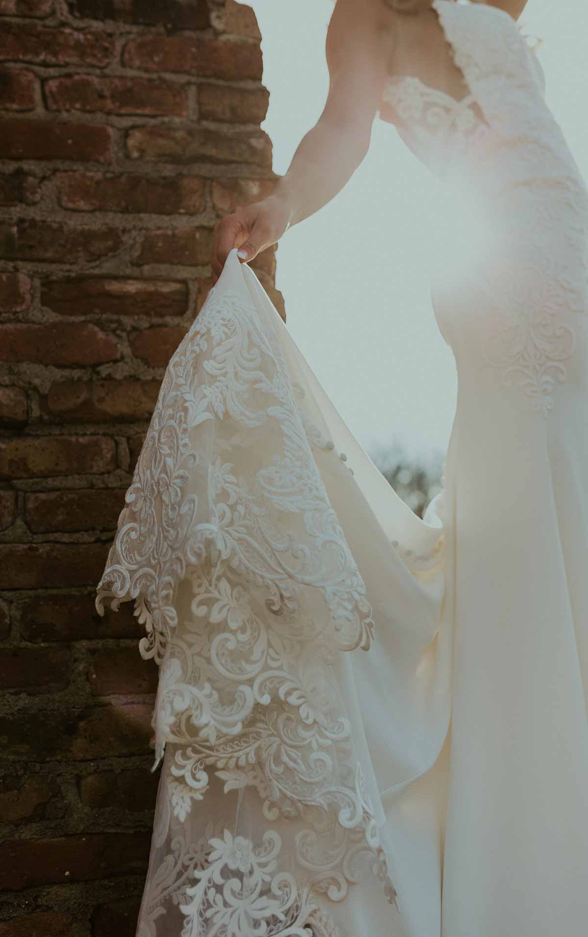 7324 Brautkleid mit V-Ausschnitt, Rückendetail und Spitzenschleppe by Stella York