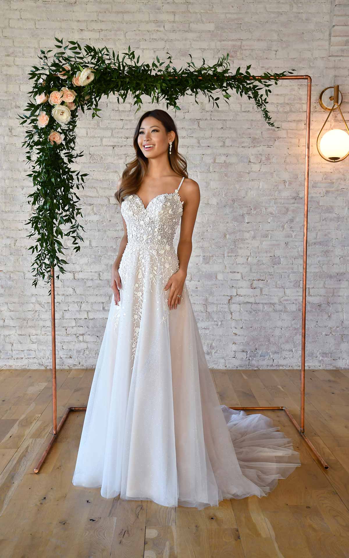 7322 Brautkleid mit Herzausschnitt, Perlen-, Blumen- und Paillettenverzierungen by Stella York