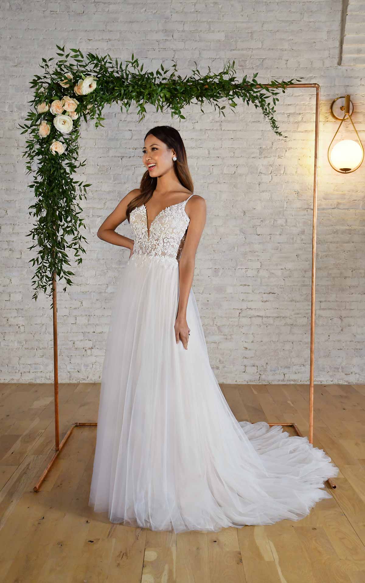 7340 Brautkleid mit V-Ausschnitt und floralen Details by Stella York